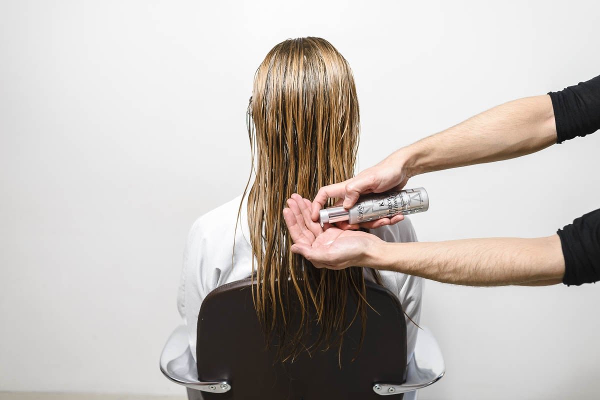 Paso 1 del tutorial de moño trenzado de Kérastase